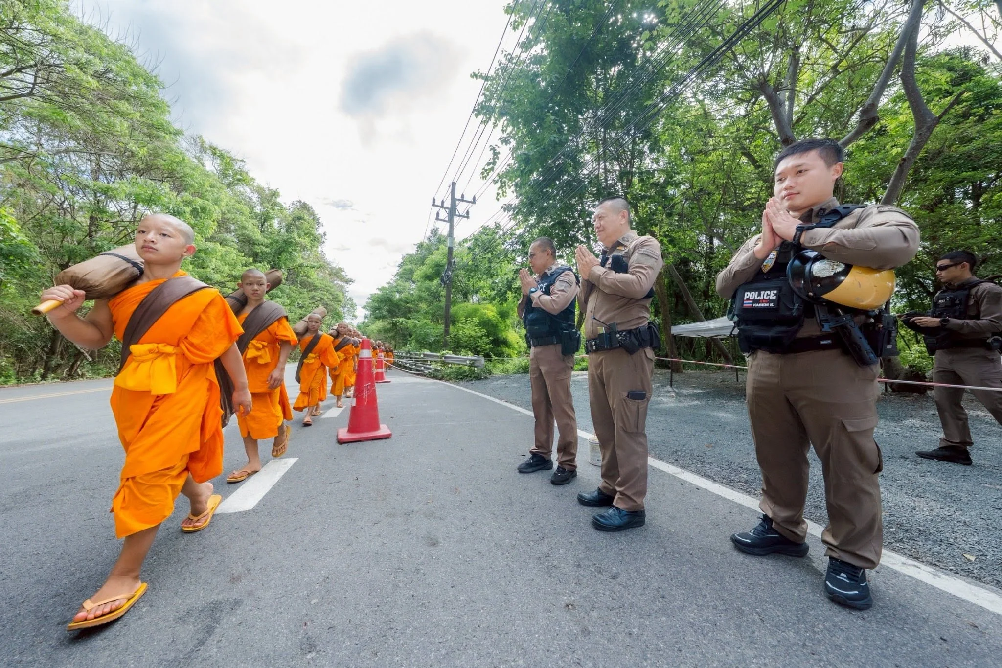 ภาพประกอบ ปลาบปลื้มไปด้วยกันทุกภาคส่วน ทั้งพระภิกษุ สามเณร เจัาภาพทุกคณะ ศิษย์เก่าทุก ๆ คน ….
