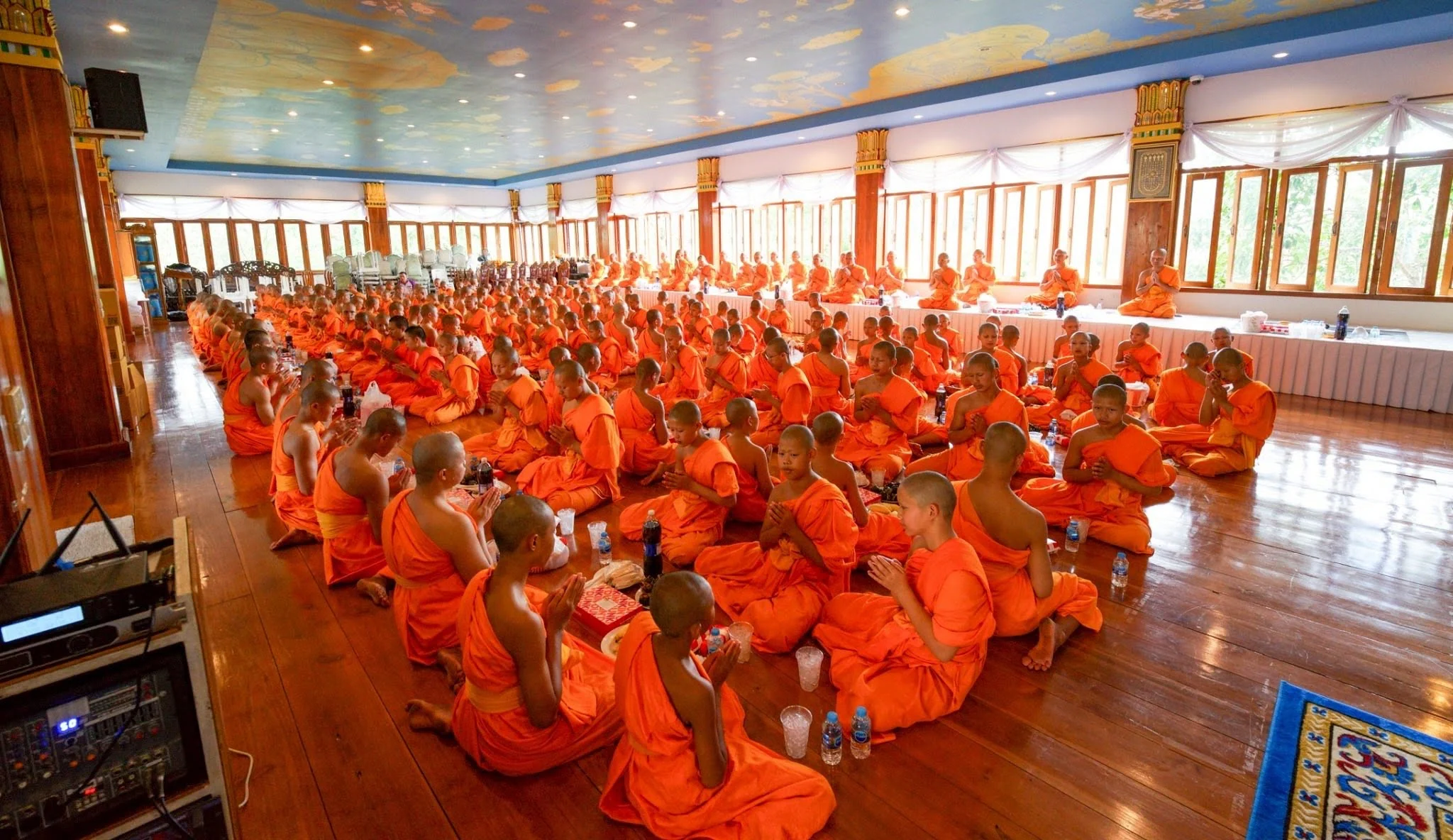 ภาพประกอบ ปลาบปลื้มไปด้วยกันทุกภาคส่วน ทั้งพระภิกษุ สามเณร เจัาภาพทุกคณะ ศิษย์เก่าทุก ๆ คน ….